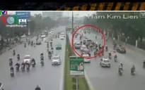 Xe ô tô 7 chỗ "trèo" qua dải phân cách để sang làn đường khác