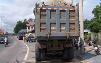 Xe tải chở vật liệu xây dựng - "Hung thần” trên đường phố Nha Trang