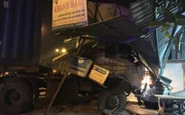 Bất ngờ mất lái, xe container đâm vào nhà dân