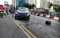 Xế hộp tông 4 xe máy trên cầu vượt Nguyễn Chí Thanh, Hà Nội
