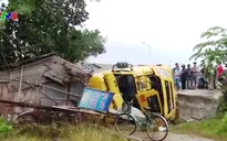Thừa Thiên-Huế: Xe tải mất lái đâm vào 3 nhà dân