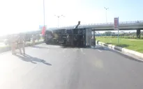 Lật xe tải gây ách tắc giao thông trên Quốc lộ 1A, đoạn qua Long An