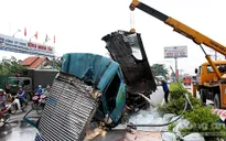 Bình Dương: Xe tải lật ngang đường, tài xế và phụ xe đập cửa kêu cứu