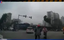Xe đạp điện lao vào dòng xe ngược chiều như… cảm tử quân