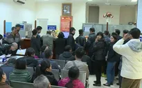 Người dân Thủ đô nườm nượp đăng ký sang tên đổi chủ xe máy