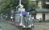 Có nên cấm xe thô sơ chở vật liệu cồng kềnh ngoài đường?