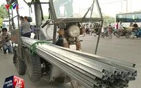 Ra quân xử lý xe chở hàng cồng kềnh sau vụ bé trai bị tôn cứa cổ