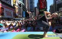 Người Mỹ tập Yoga đón ngày Hạ chí