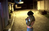 Tình yêu của người mẹ dành cho con trai nhiễm virus Zika
