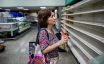 Người dân Venezuela "vật lộn" với cuộc chiến tìm kiếm thức ăn