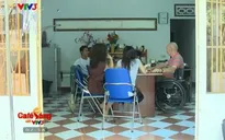 Ông Tây ngồi xe lăn dạy tiếng Anh miễn phí cho người dân Nha Trang