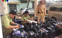 Quảng Bình: Bắt xe chở hơn 600 chai rượu và 6000 bao thuốc lá lậu