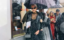 Mặc mưa rét, các tín đồ thời trang vẫn đua nhau khoe dáng ở Paris