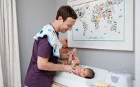 “Tan chảy” với hình ảnh những ông bố nổi tiếng chăm con