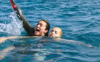 Nghẹt thở với trò chơi tử thần "ngắm" cá mập trong "47 Meters Down"