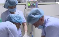 Giọt nước mắt lặng lẽ của thầy thuốc sau vụ tai biến chạy thận ở Hòa Bình