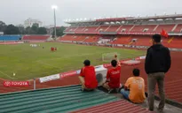 Ảnh: CĐV Hải Phòng lên nóc nhà xem bóng đá trong ngày Lạch Tray bị cấm khán giả vào sân