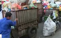 TP.HCM: Xe rác nối đuôi nhau tập kết ngay dưới lòng đường