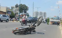 TP.HCM: Ô tô vượt rào chắn, húc xe máy “bay” gần 100m
