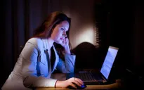 Bảo vệ làn da khi làm việc khuya