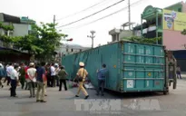 Xe container mất lái lật ngang đường, 1 người tử vong