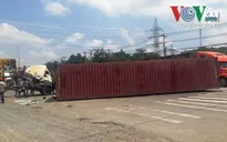 Hà Nội: Vào cua gấp, xe container lật nhào, tài xế thoát chết