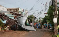 Đồng Tháp: Hỗ trợ người dân bị sập nhà do dông lốc