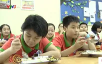 Nỗi lo của phụ huynh khi con ăn bán trú ở trường