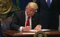 Tổng thống Trump tiếp tục gặp khó với sắc lệnh cấm nhập cảnh
