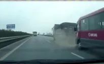 Clip: Xe khách bất ngờ "vọt" lên đâm mạnh đuôi xe tải