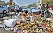 Công nhân vệ sinh đình công, thủ đô Ấn Độ ngập trong rác