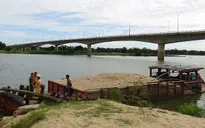 Bắt tàu khai thác cát trái phép trên sông Thu Bồn