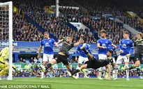 Nhân đôi cách biệt cho Chelsea, Cahill chạy tới góc sân tri ân CĐV