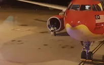Chim lao vào động cơ, máy bay của AirAsia hạ cánh khẩn cấp
