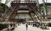 Chanel mang tháp Eiffel lên sàn diễn thời trang cao cấp