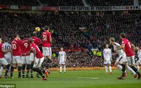 VIDEO: Cú đá phạt khiến "thánh" De Gea cũng phải bó tay