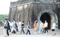 Cấm mặc hở hang khi tham quan các điểm di tích Cố đô Huế