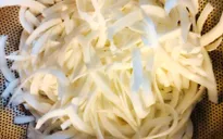 Bánh chưng, mứt Tết Việt đắt khách ở Lào