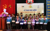 Cậu bé H'Mông mồ côi, hiếu học