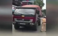 Clip: Xe tải chạy lùi giữa phố Hà Nội bỏ trốn CSGT