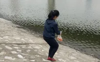 Người Hà Nội nô nức thả cá chép tiễn ông Công, ông Táo về trời