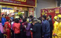 Nườm nượp xếp hàng từ sáng sớm mua vàng ngày vía Thần Tài
