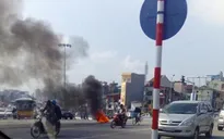 Hà Nội: Xe máy bất ngờ bốc cháy ngùn ngụt trên phố