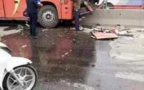 Xe giường nằm đâm dải phân cách, 2 người bị thương nặng