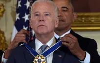 Phó tướng của Obama bất ngờ được trao tặng huân chương