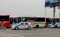 Hàng chục xe khách kéo đoàn trên cao tốc phản đối điều chuyển luồng tuyến