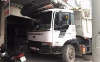 Xe tải nổ lốp kéo lê xe 4 chỗ hàng chục mét và đâm vào nhà dân