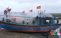 Nghệ An: Tàu đánh cá bốc cháy ngùn ngụt trên cảng neo đậu