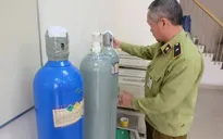 Hà Nội phát hiện và thu giữ hàng chục bình chứa khí cười N2O