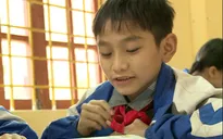Niềm ham học đáng khâm phục từ cậu bé mồ côi